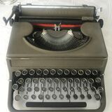 Machine à écrire olivetti et sa valise rotin