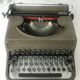 Machine à écrire olivetti et sa valise rotin