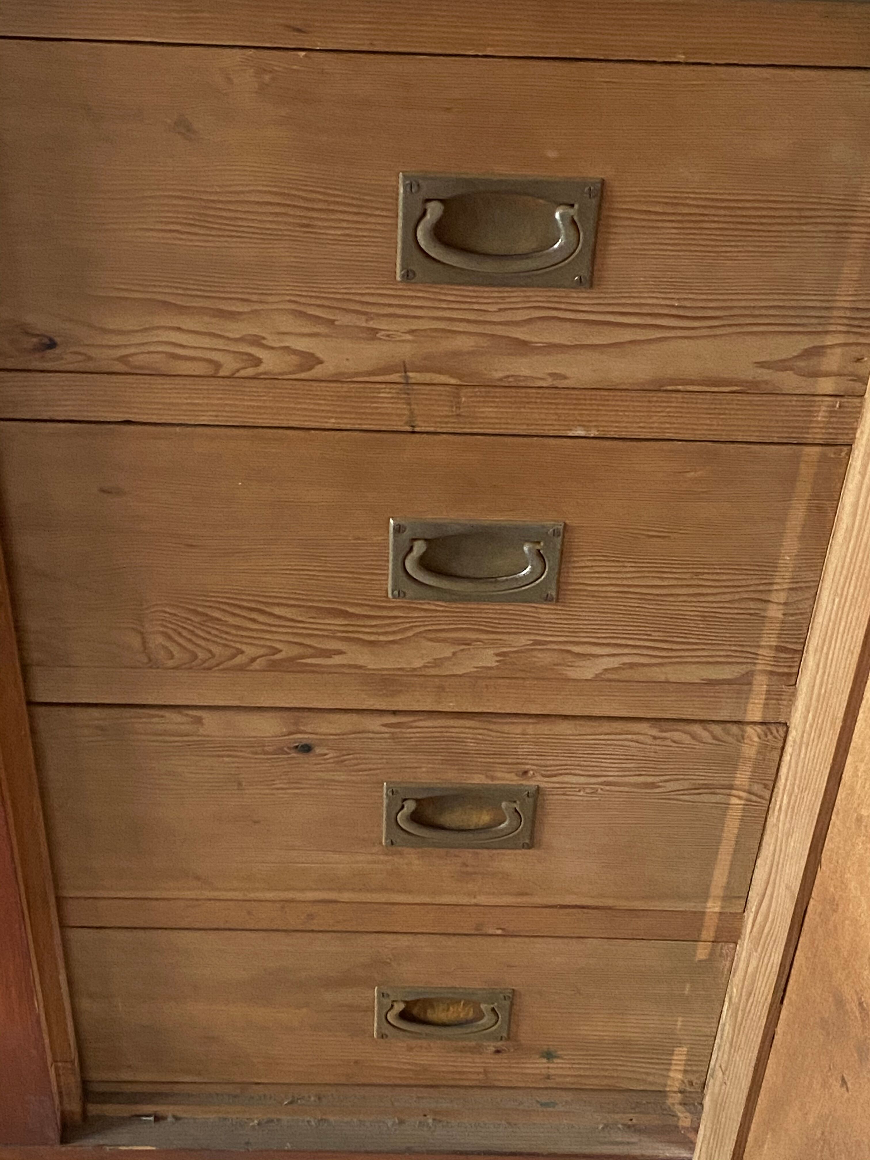 Armoire parisienne