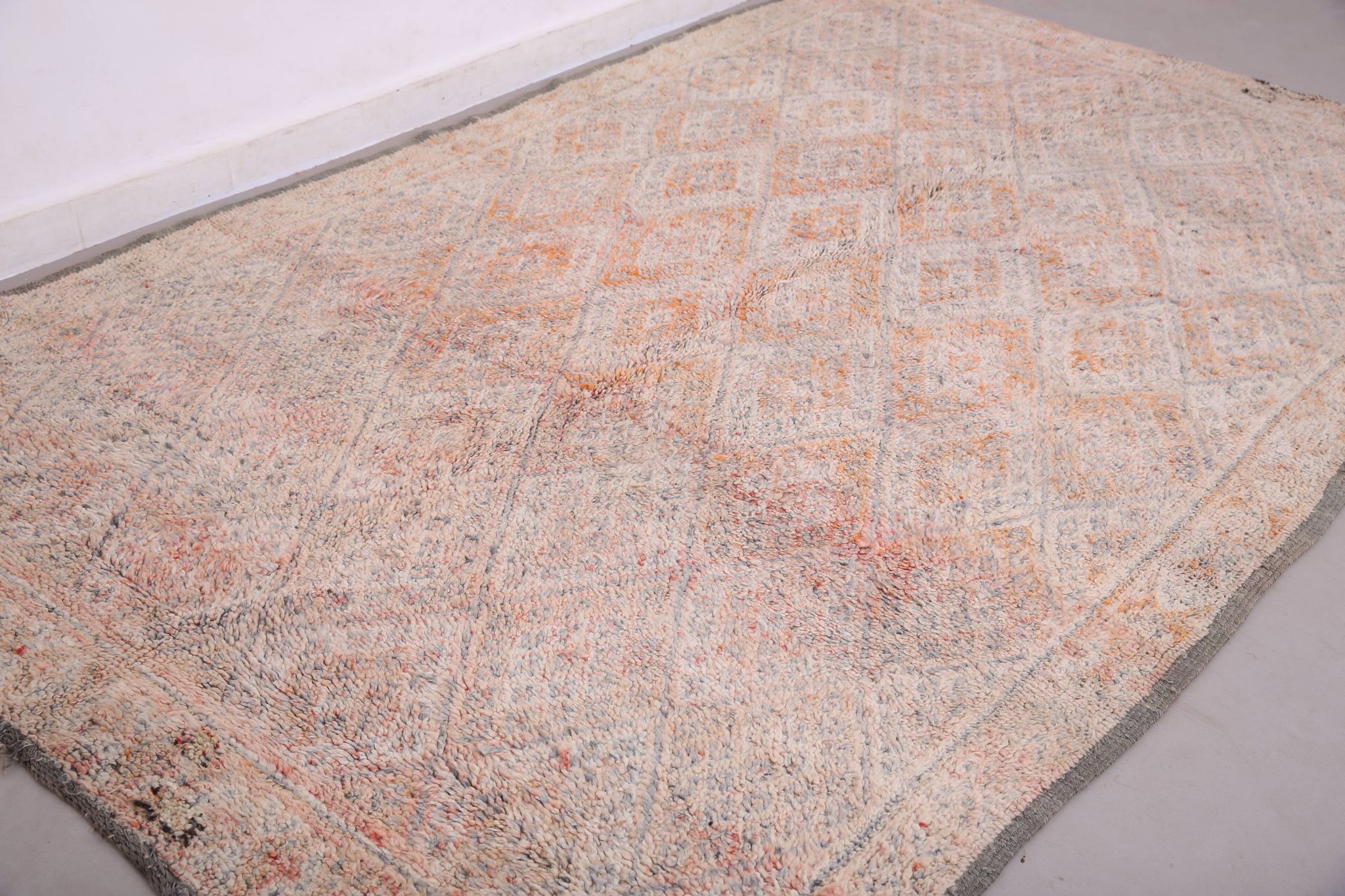 Pale Vintage Moroccan Rug 197 x 306 cm, Berber Wool Rug, Handmade Rug Boho