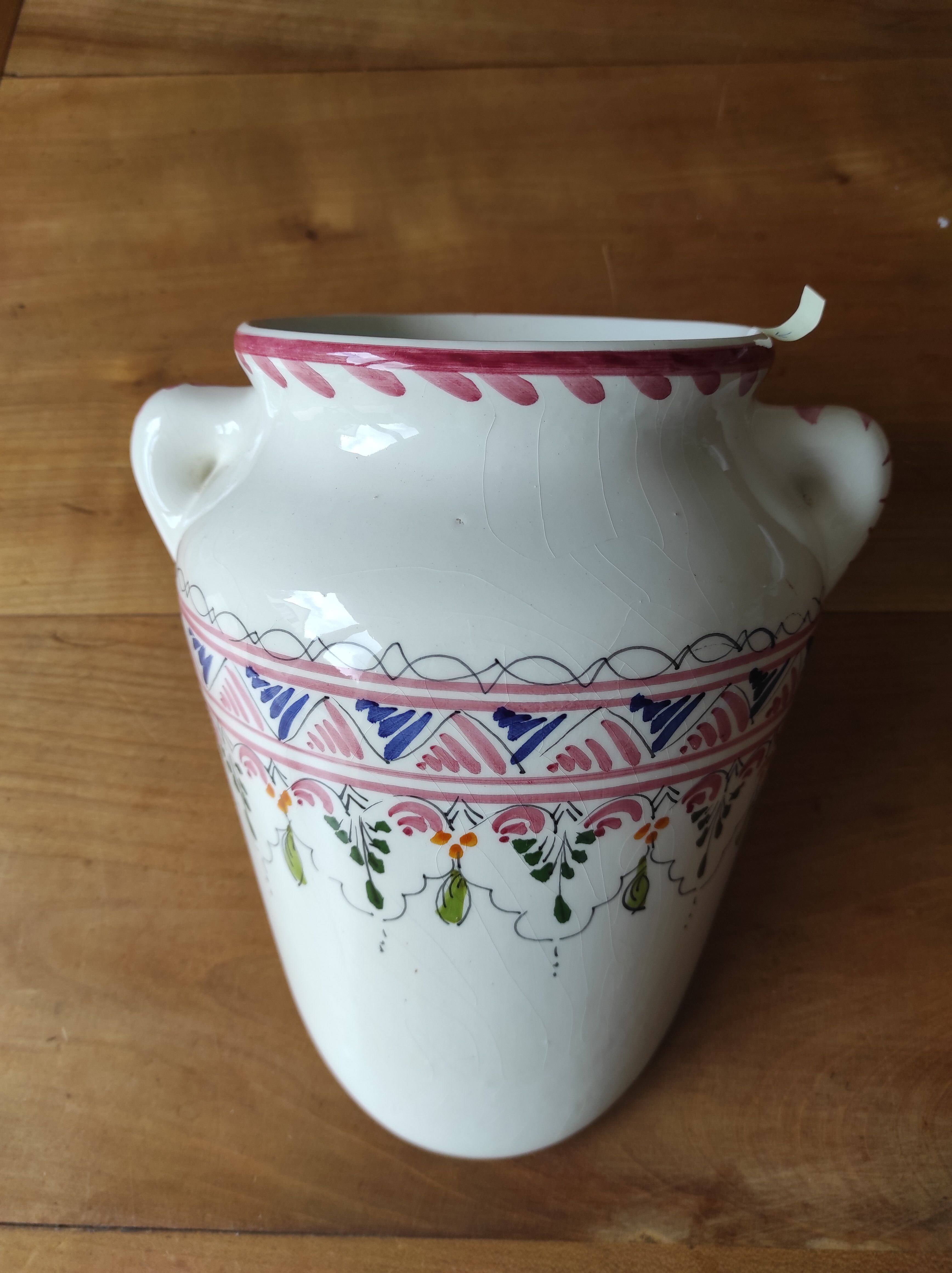 Wall-mounted ceramic bouquet holder