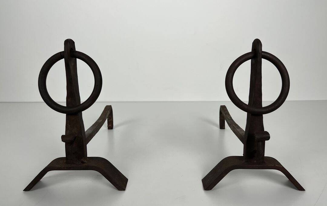Paire de Chenets Modernistes en Fer Forgé à Anneaux de Couronnement et Base