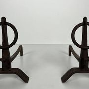 Paire de Chenets Modernistes en Fer Forgé à Anneaux de Couronnement et Base