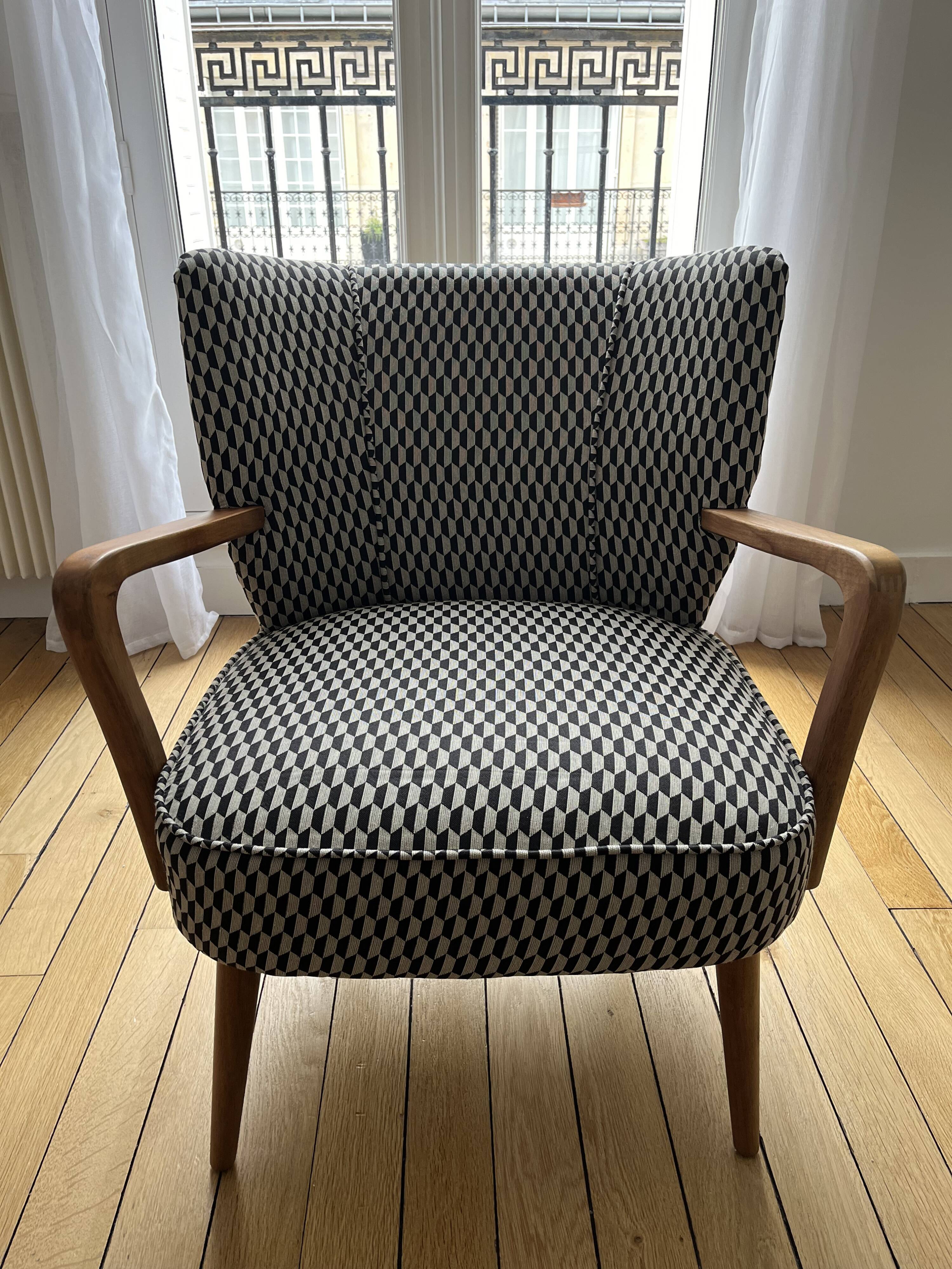 Vintage armchair – Black & white graphic patterns – Confident character