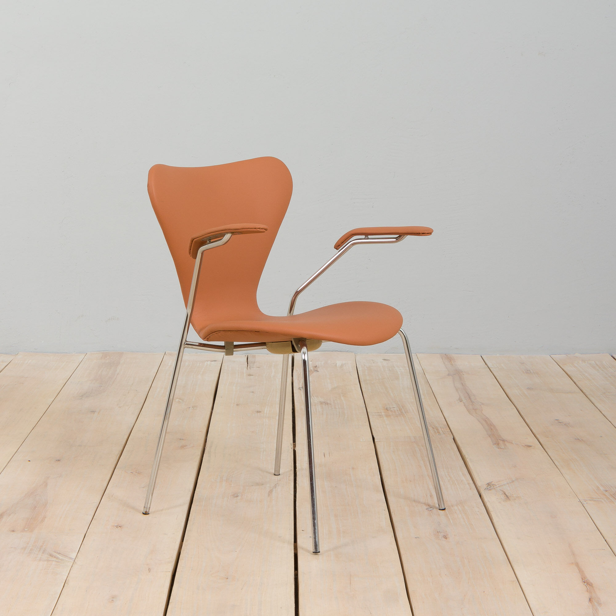 Series 7 chair model 3207 by Arne Jacobsen , Denmark 1980