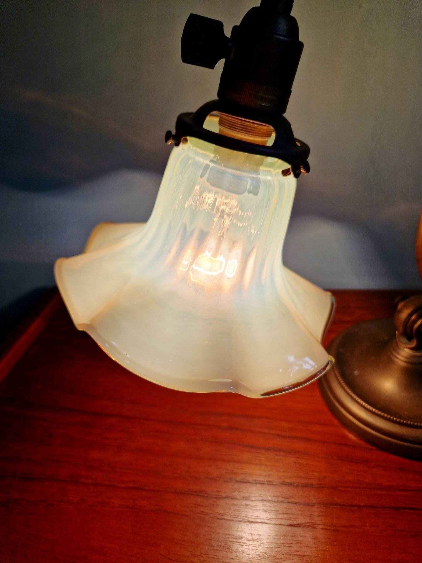 Art Nouveau desk lamp, bronze and opalescent glass