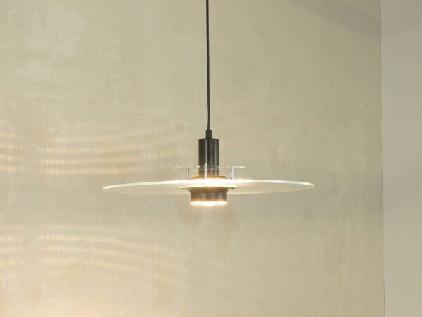 Lampe de plafond de l'ère spatiale par Ikea des années 1980 avec deux plaques en plexiglas et un cache en plastique noir injecté.