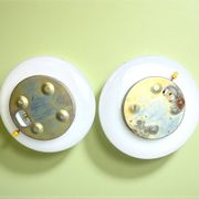 Paire de lampes murales ou de plafond en verre blanc Art Déco