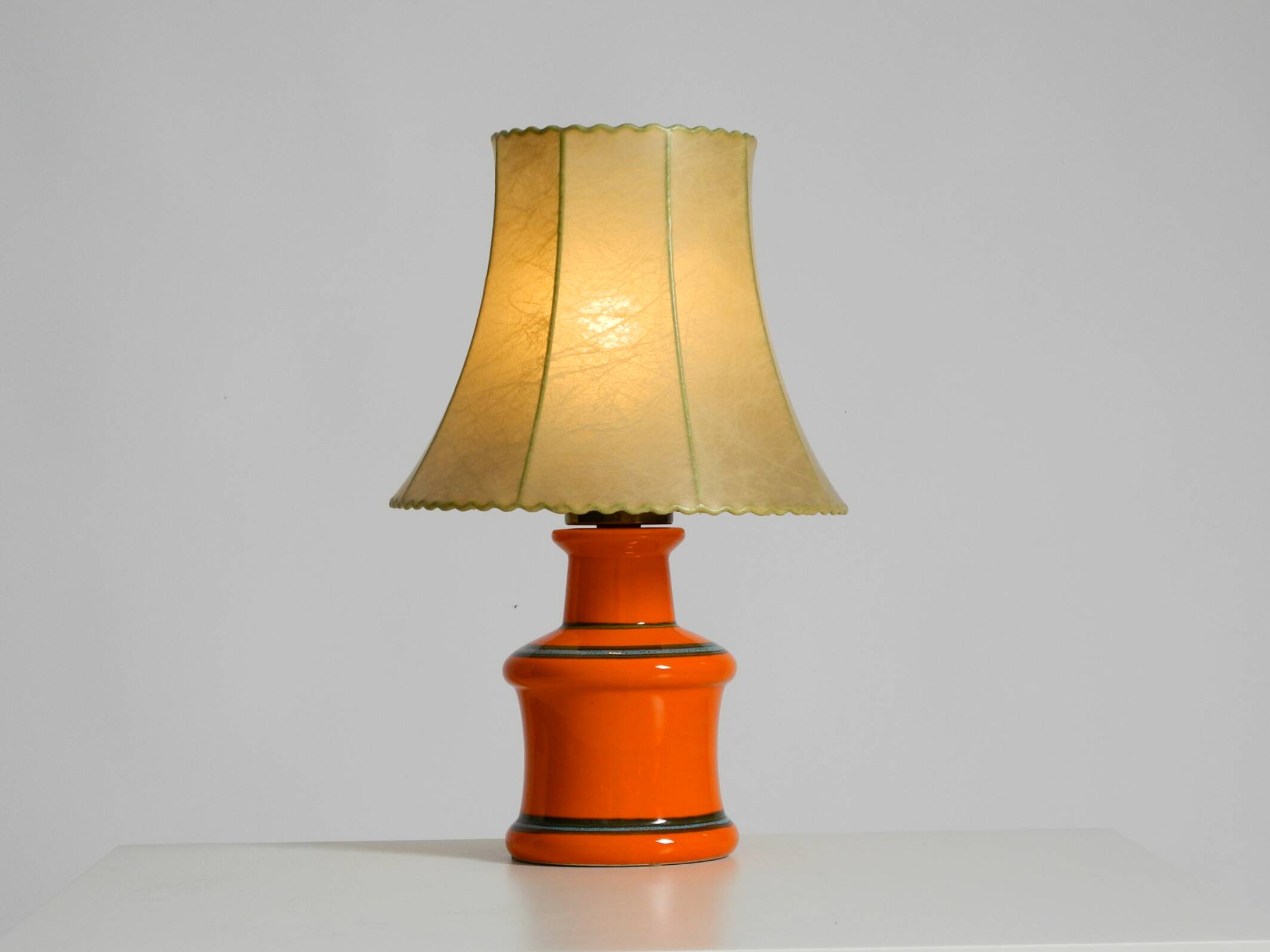 Beautiful 1960s orange ceramic table lamp with Cocoon shade | Made in Italy
