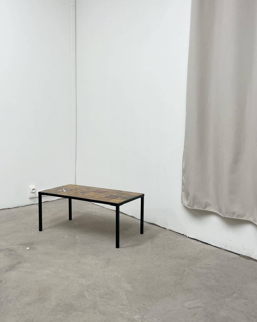 Coffee table in black metal and ceramic