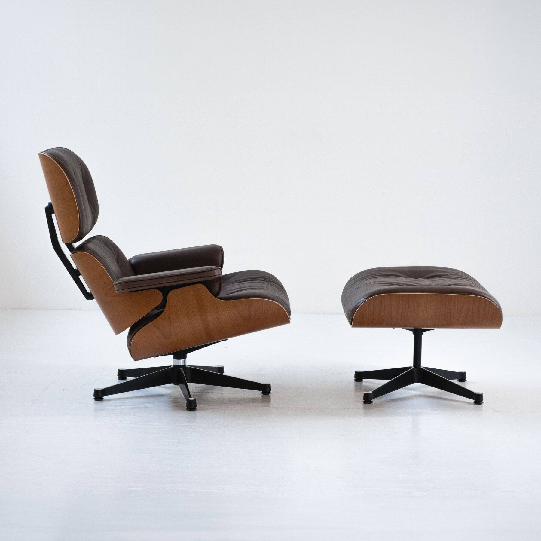 Vitra Eames Lounge Chair & Ottoman – American Cherry