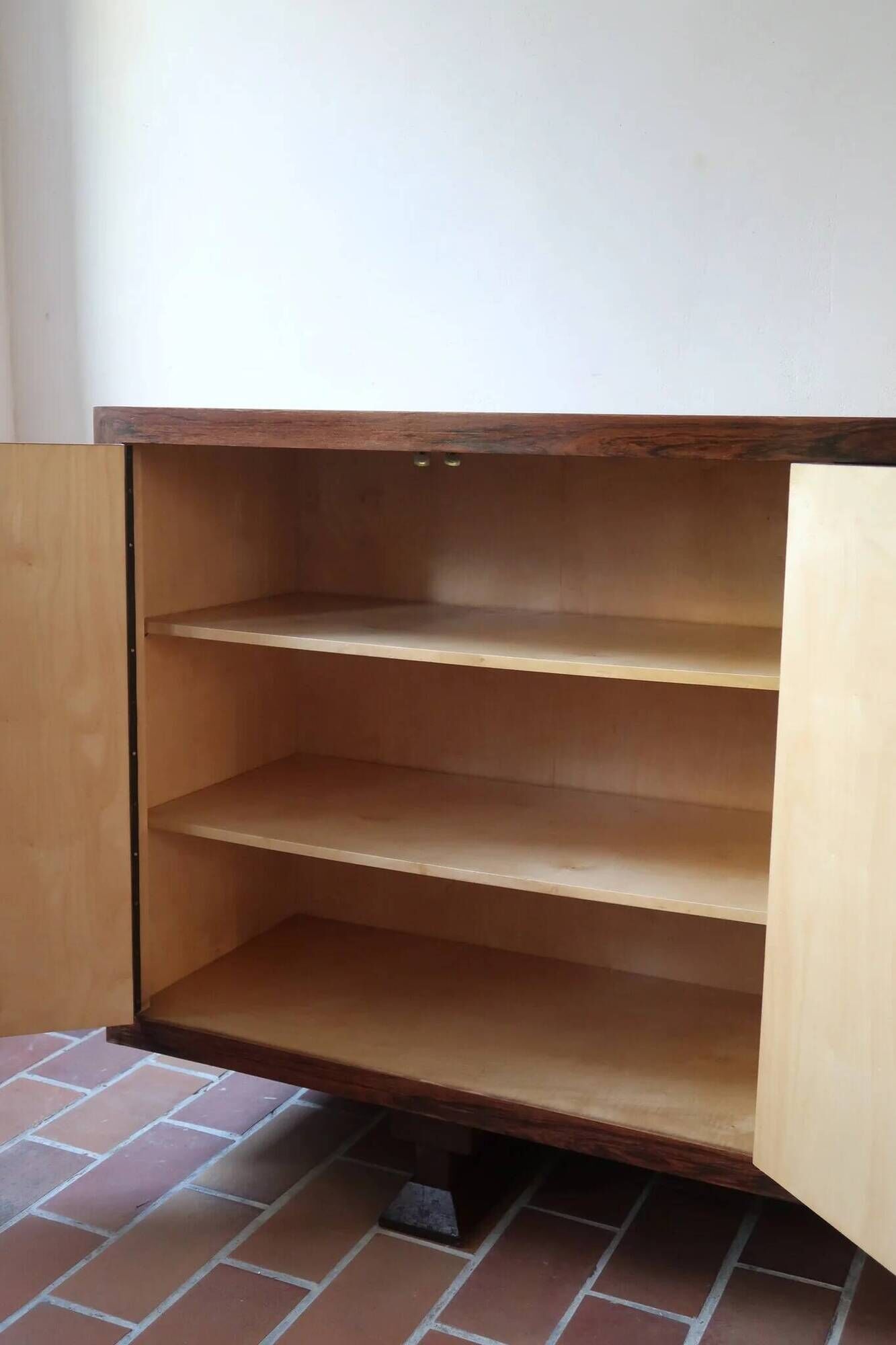 Large rosewood sideboard, 2 doors and central niche.