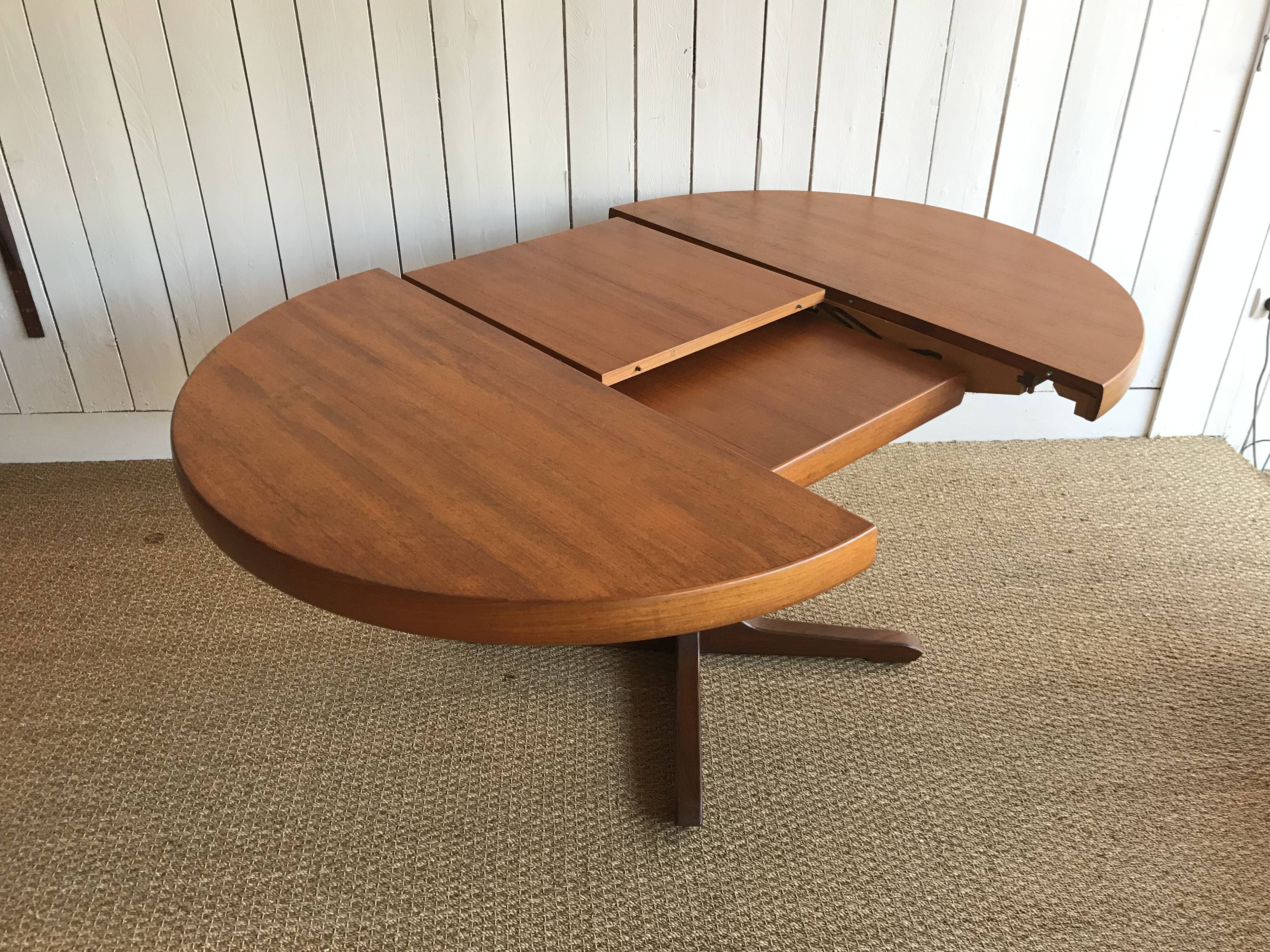 Baumann dining table in teak.