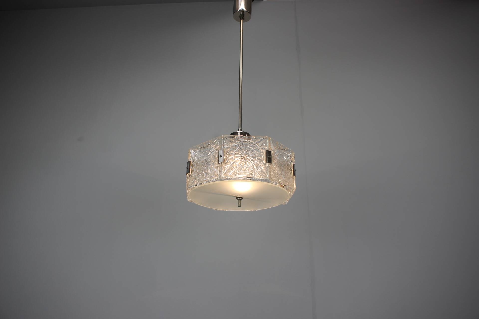 Suspension en verre taillé de Kamenický Šenov et chrome des années 1970 en Tchécoslovaquie