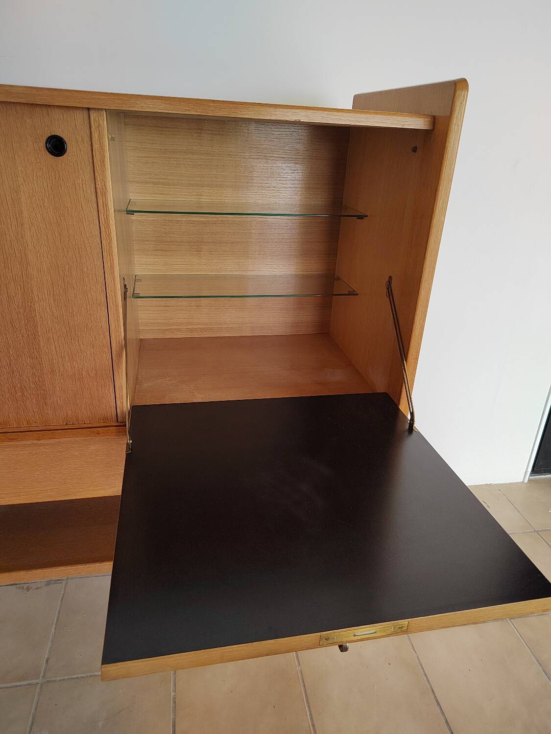 Superb tall sideboard in light oak, French work from the early 1950s