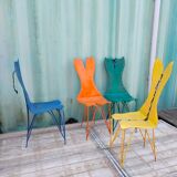 4 chaises colorées en fer