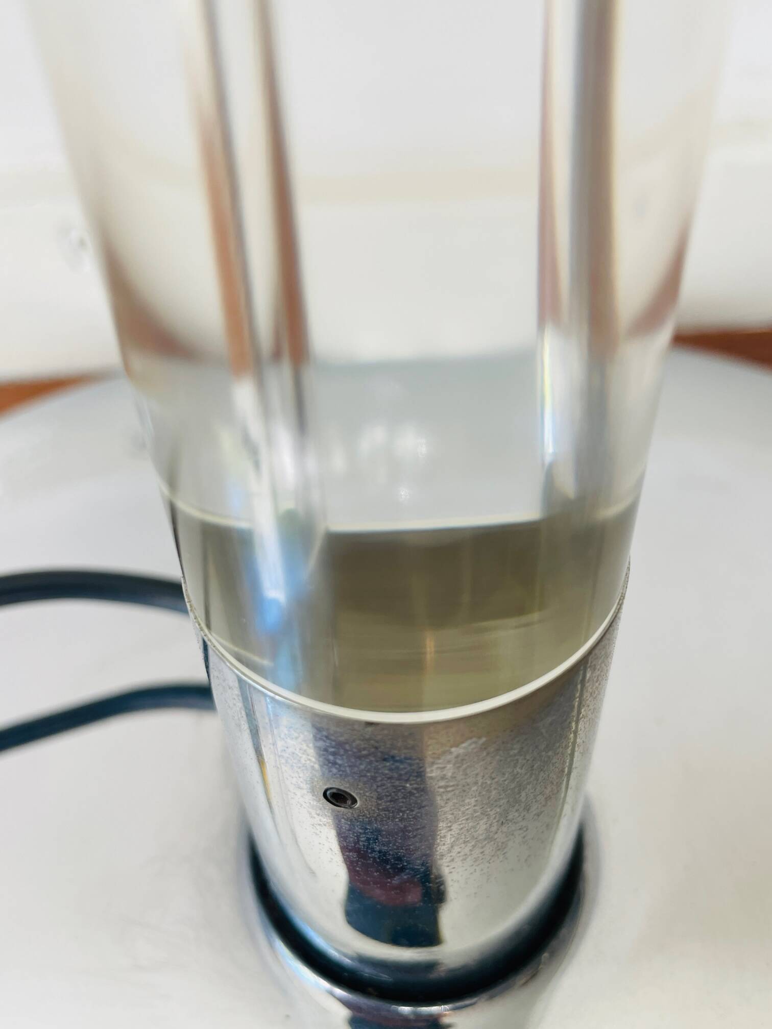 Lampe design unique d'Ingo Maurer. Lampadaire design M de Maurer. Verre à lait, fond transparent.