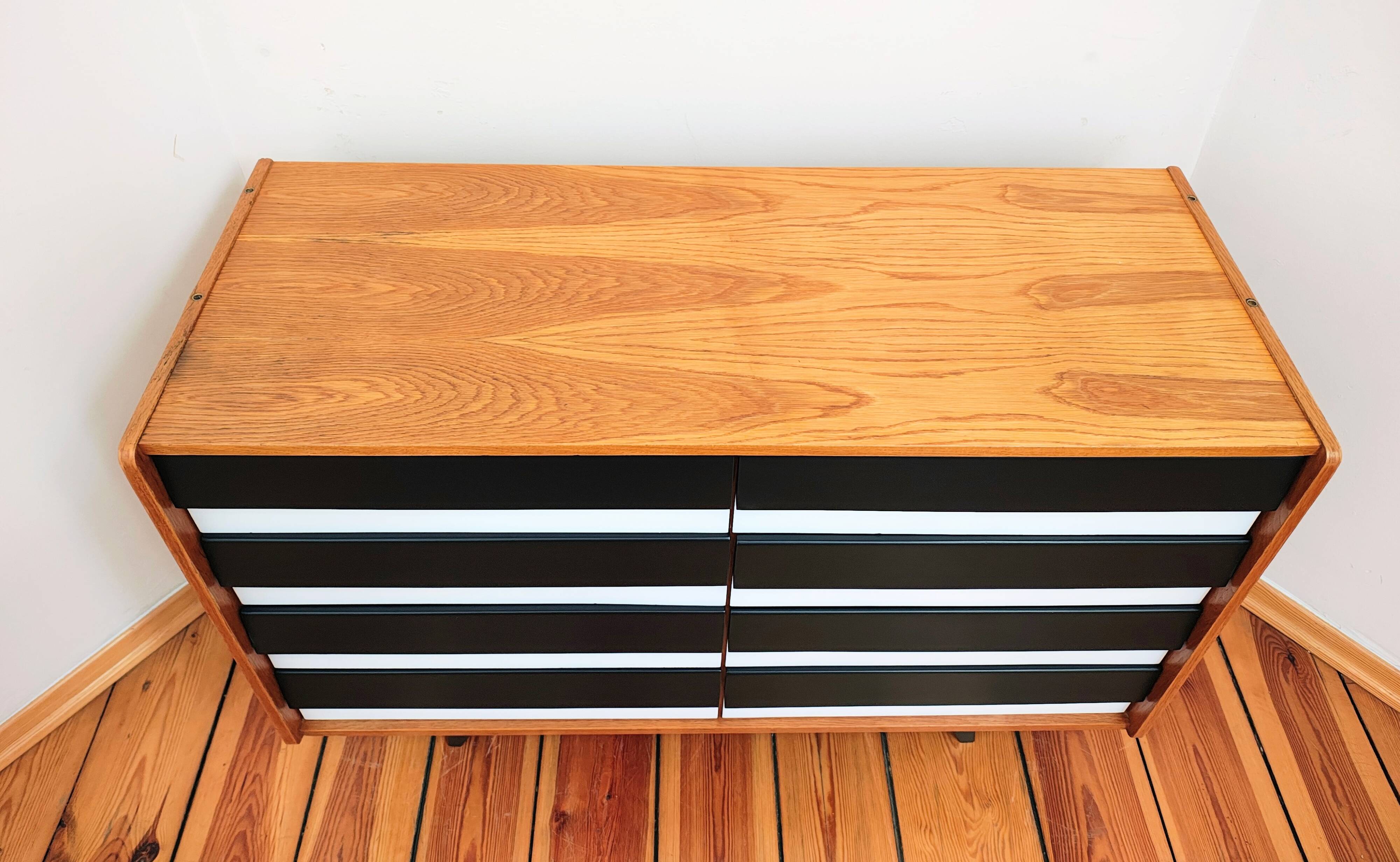 Commode tchécoslovaque par Jiří Jiroutek pour Cesky Nabytek, années 1960.