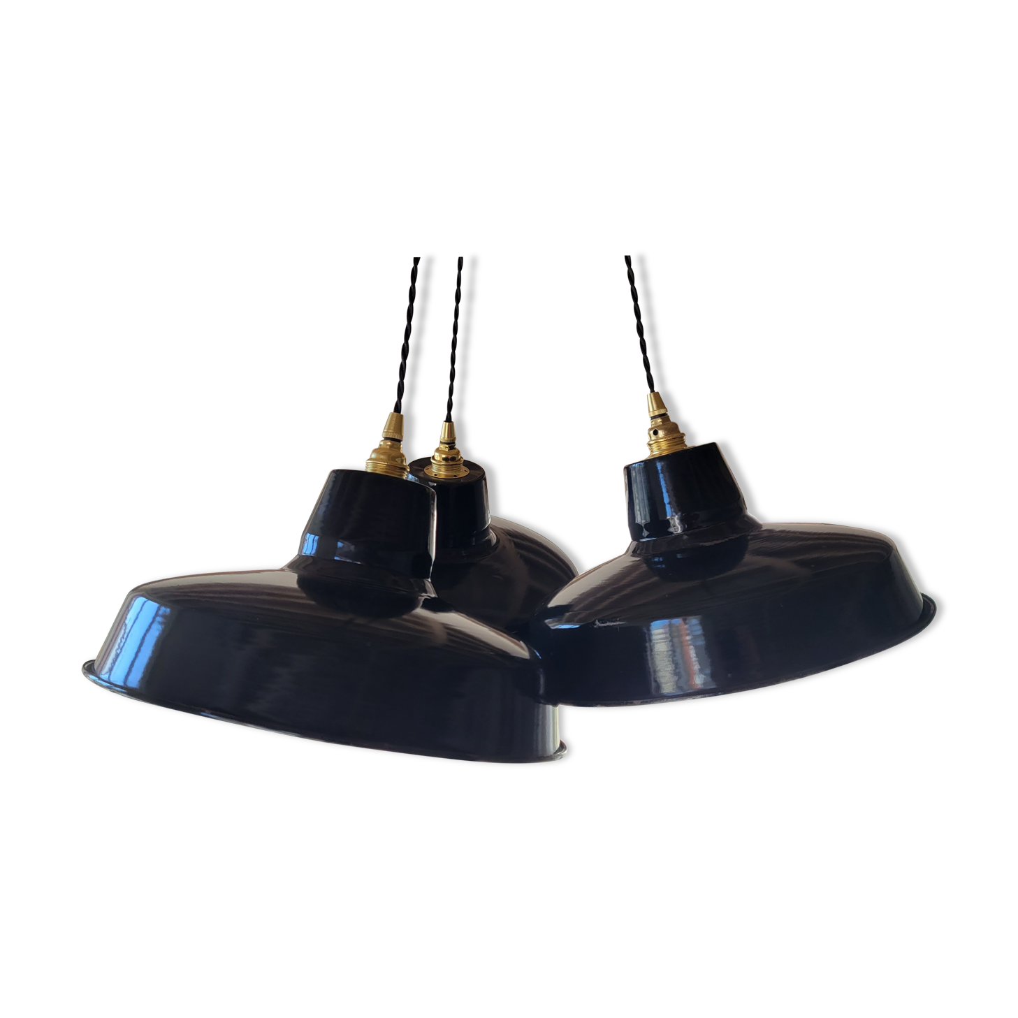 Trio of suspensions in enamelled sheet metal