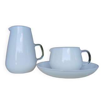 Ensemble pot à lait tasse et soucoupe opaline