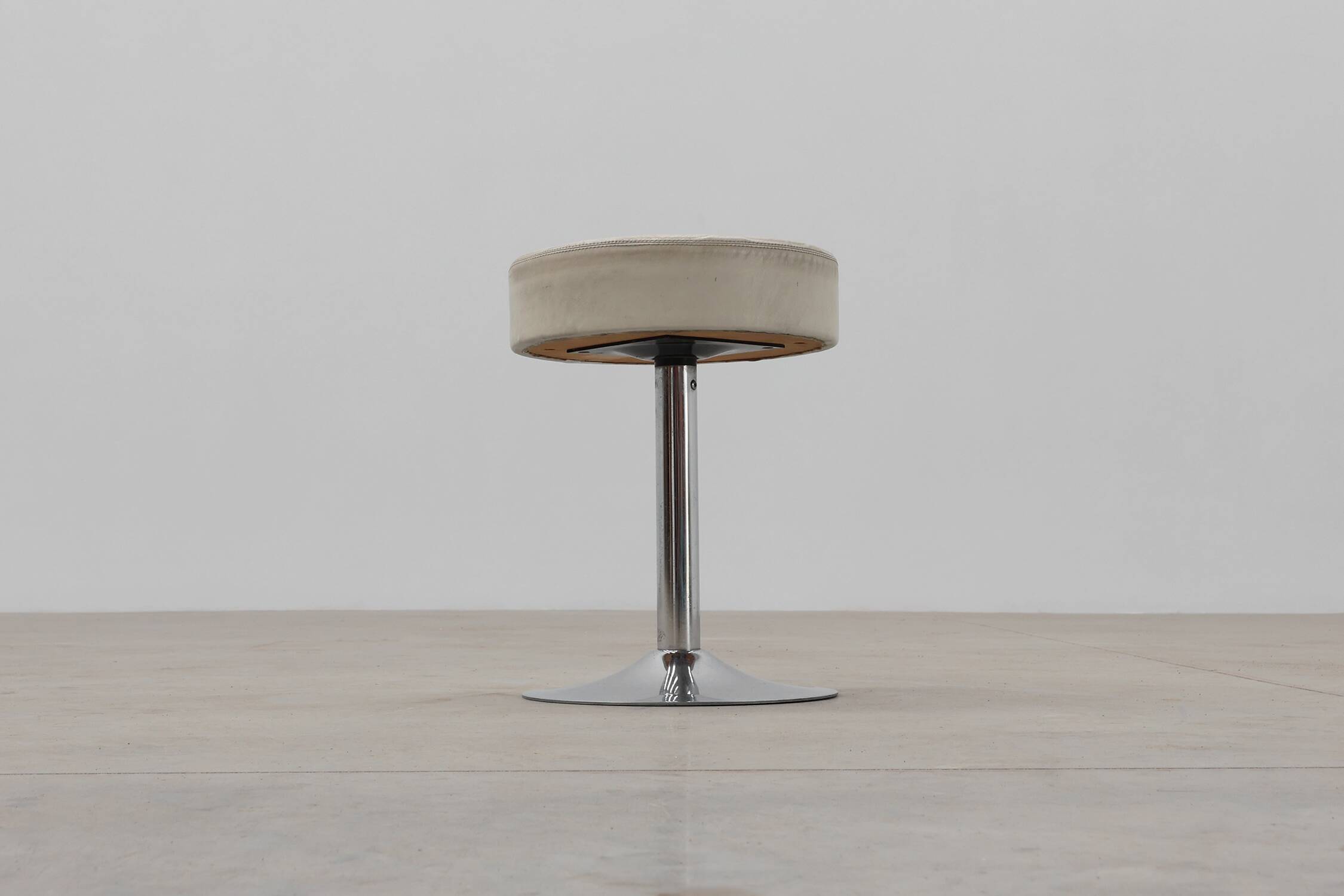 Vintage Mid-century design stool in chrome with white leather seat, 1970s