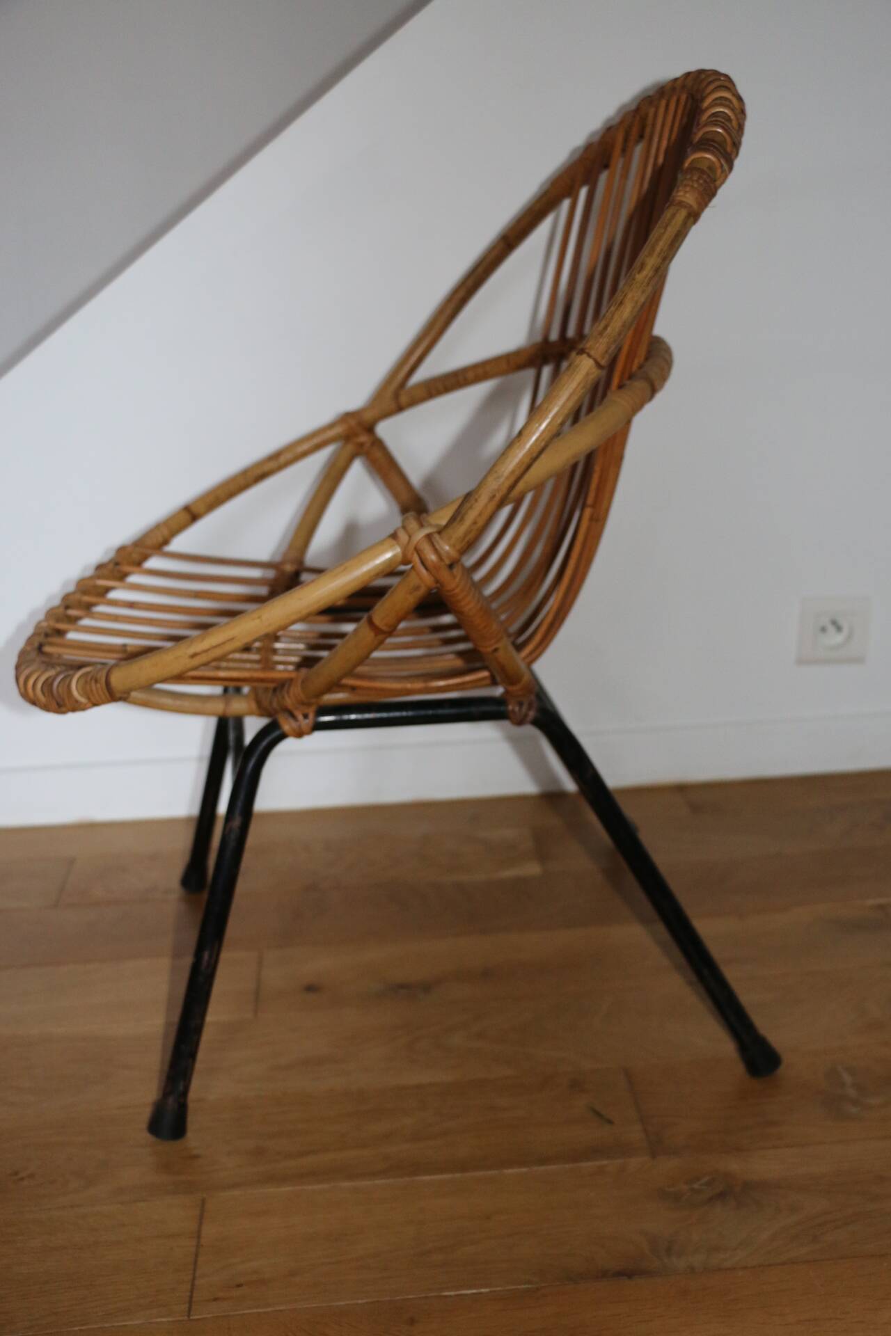 Fauteuil rotin enfant piètement métal 1950
