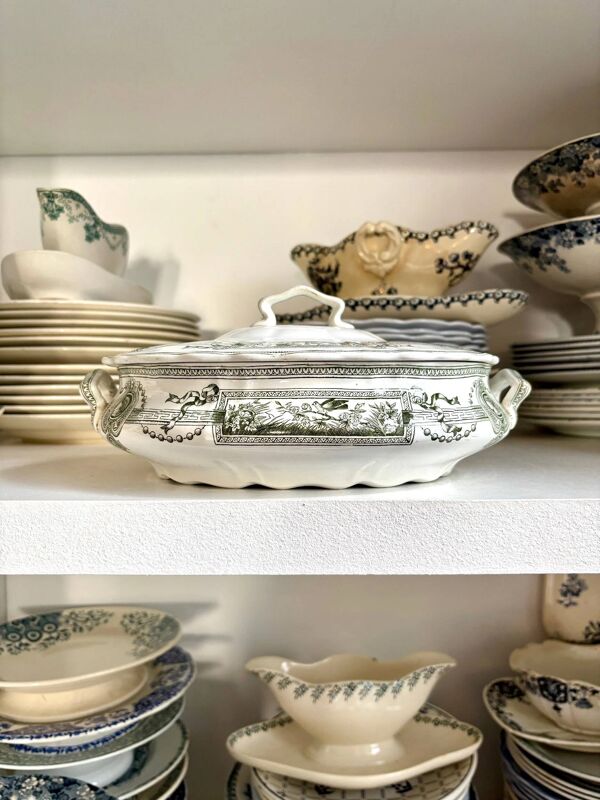 Petite soupière en terre de fer St Amand et Hamage, service ''Médaillon