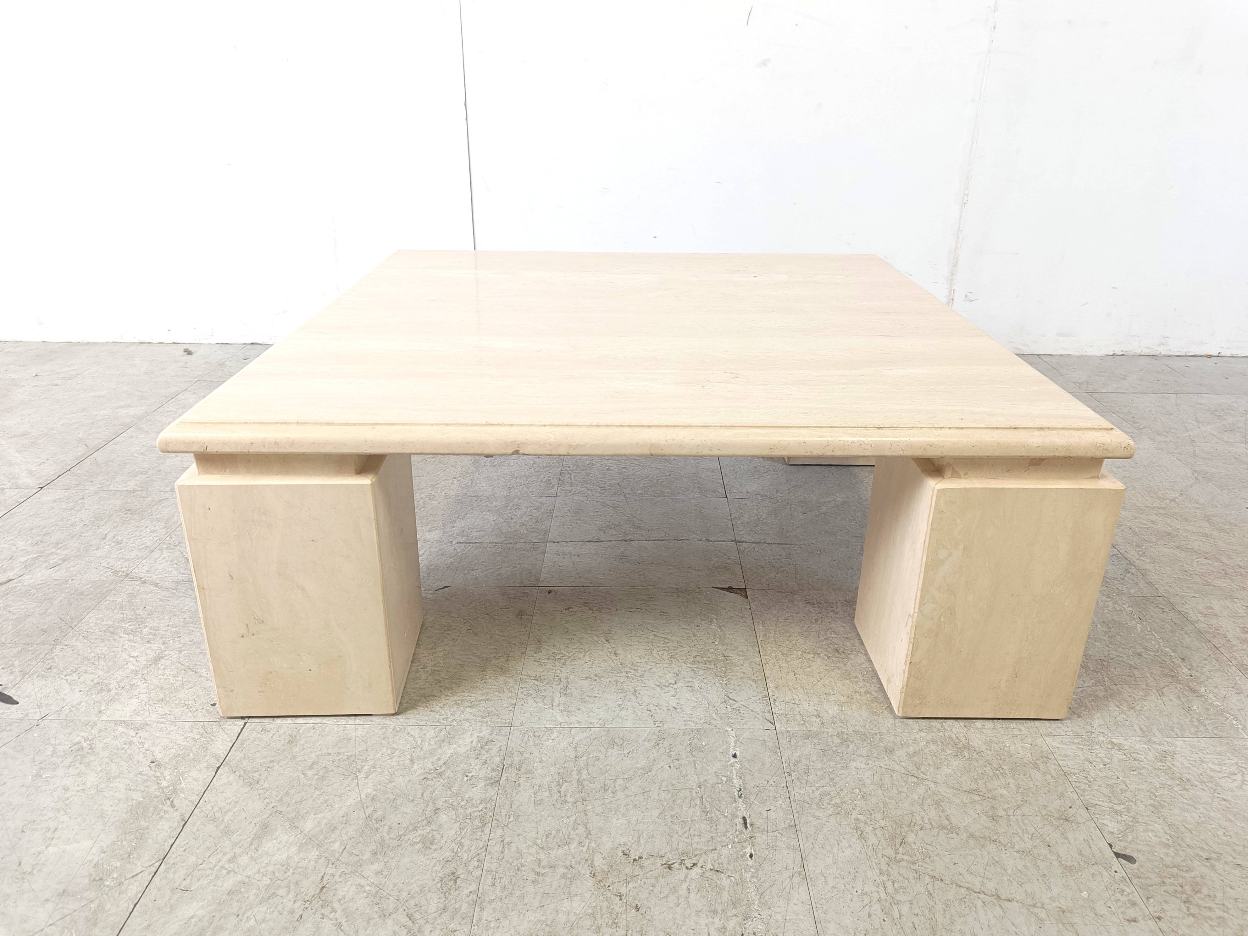 Table basse en travertin années 1970, Italie