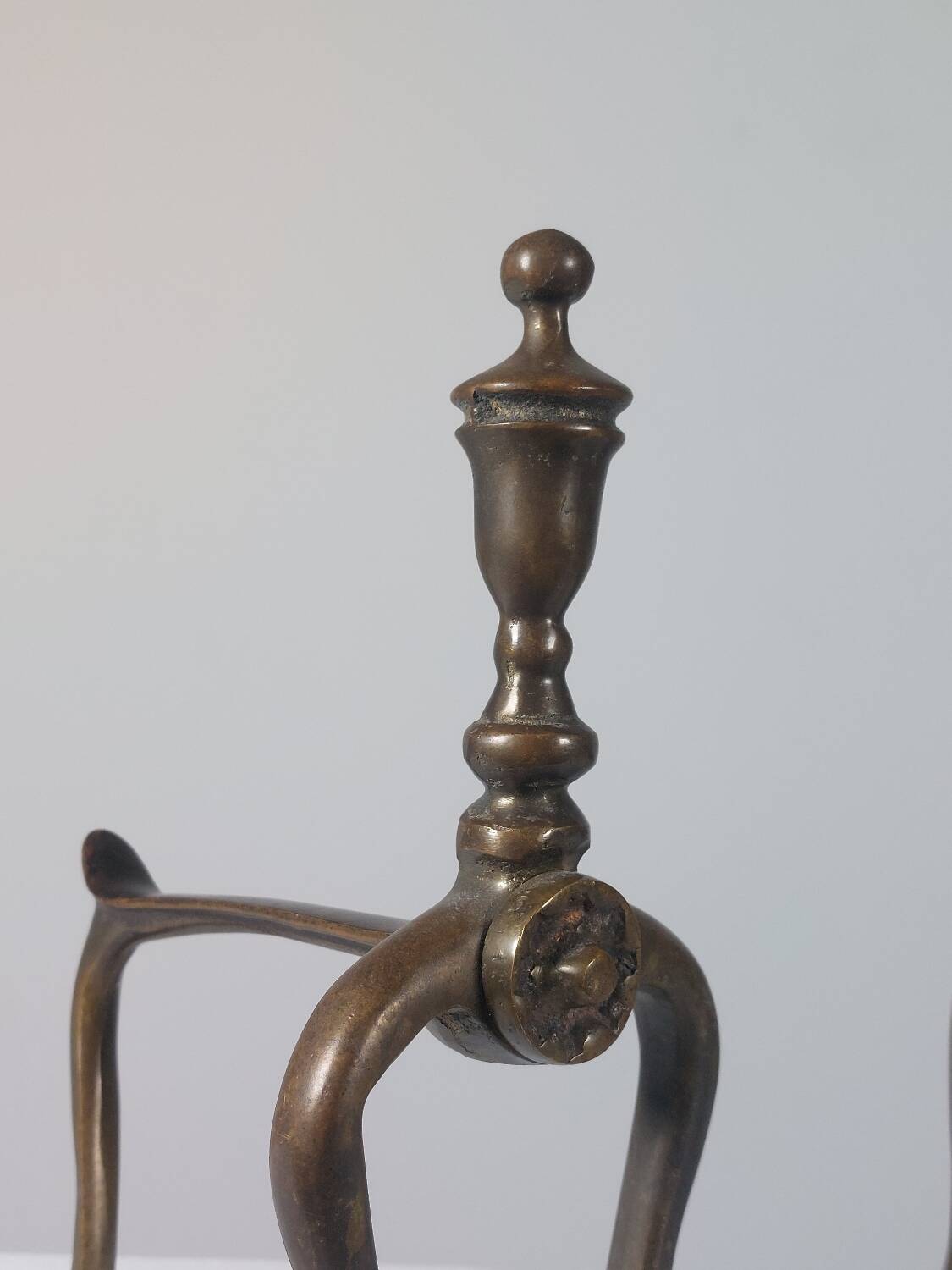 Paire de chenets en laiton au design zoomorphe vintage.