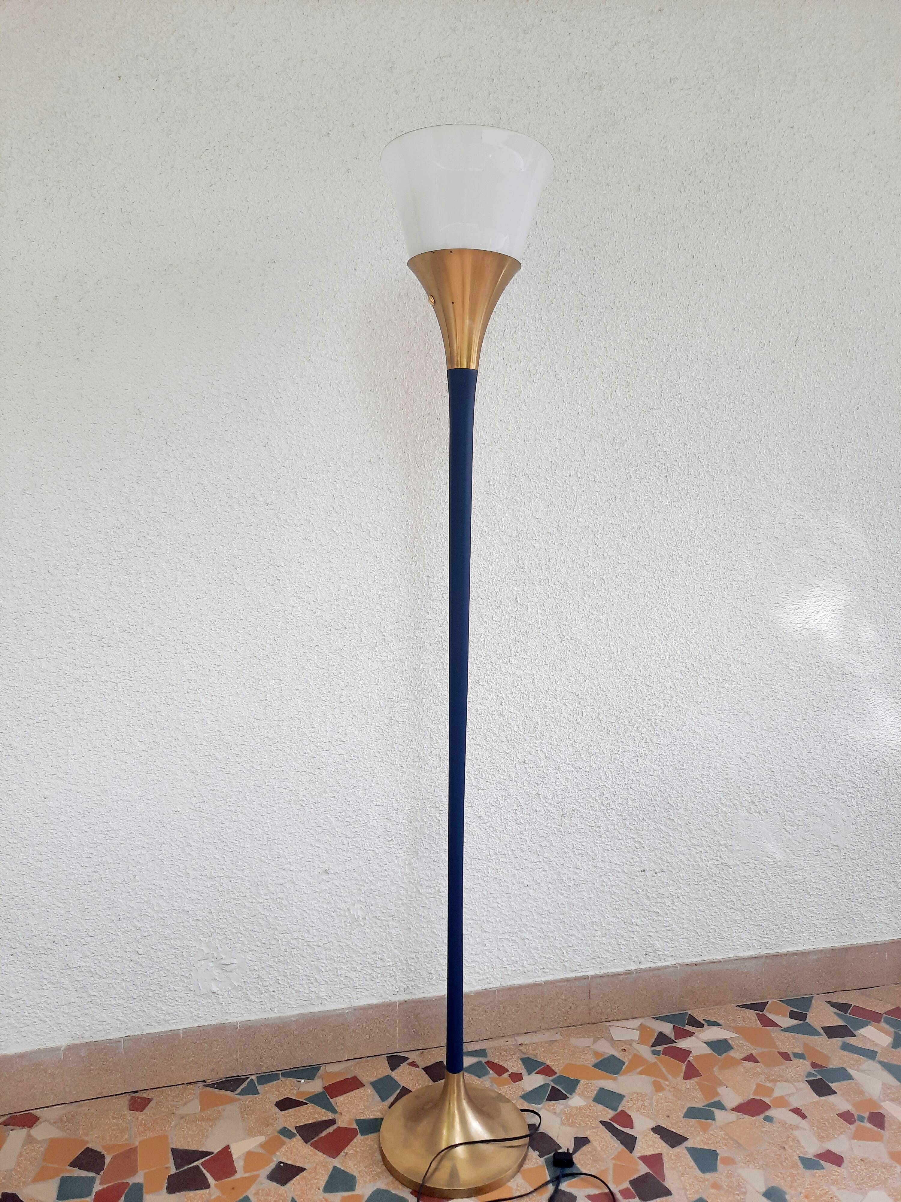 Torchiere floor lamp