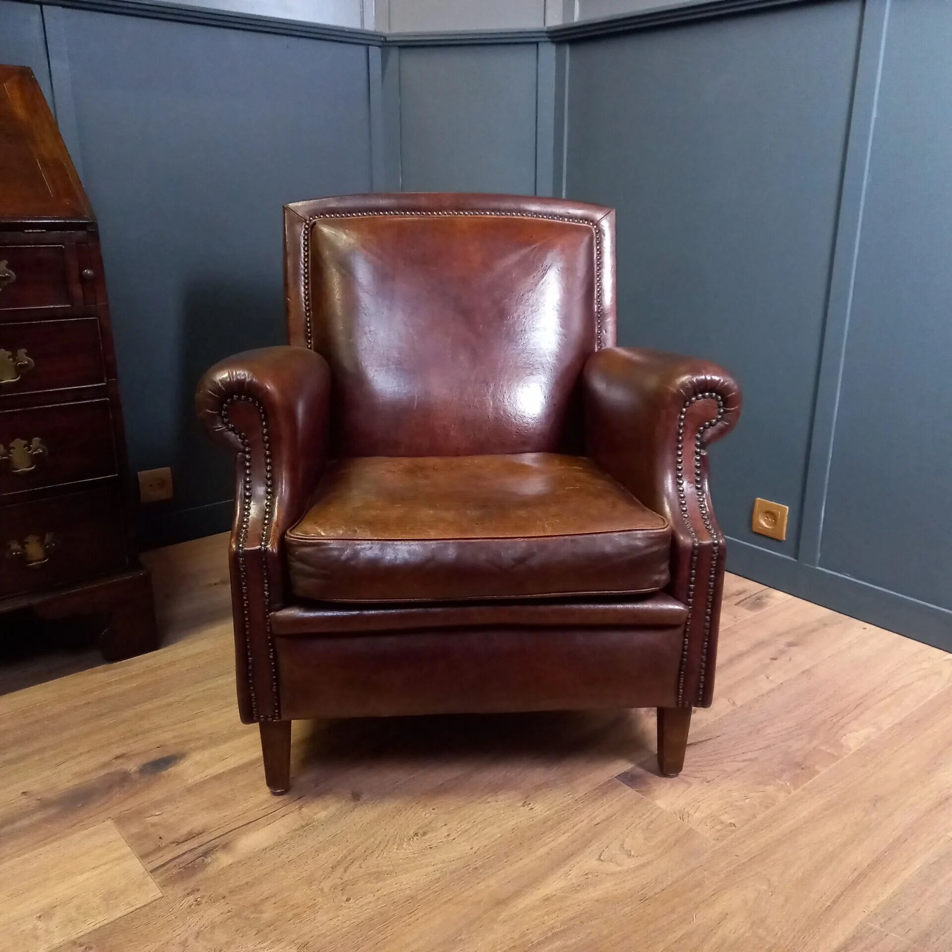 Club armchair in sheepskin in Art Deco style