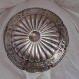 Plat creux ancien en métal argent, ciselé