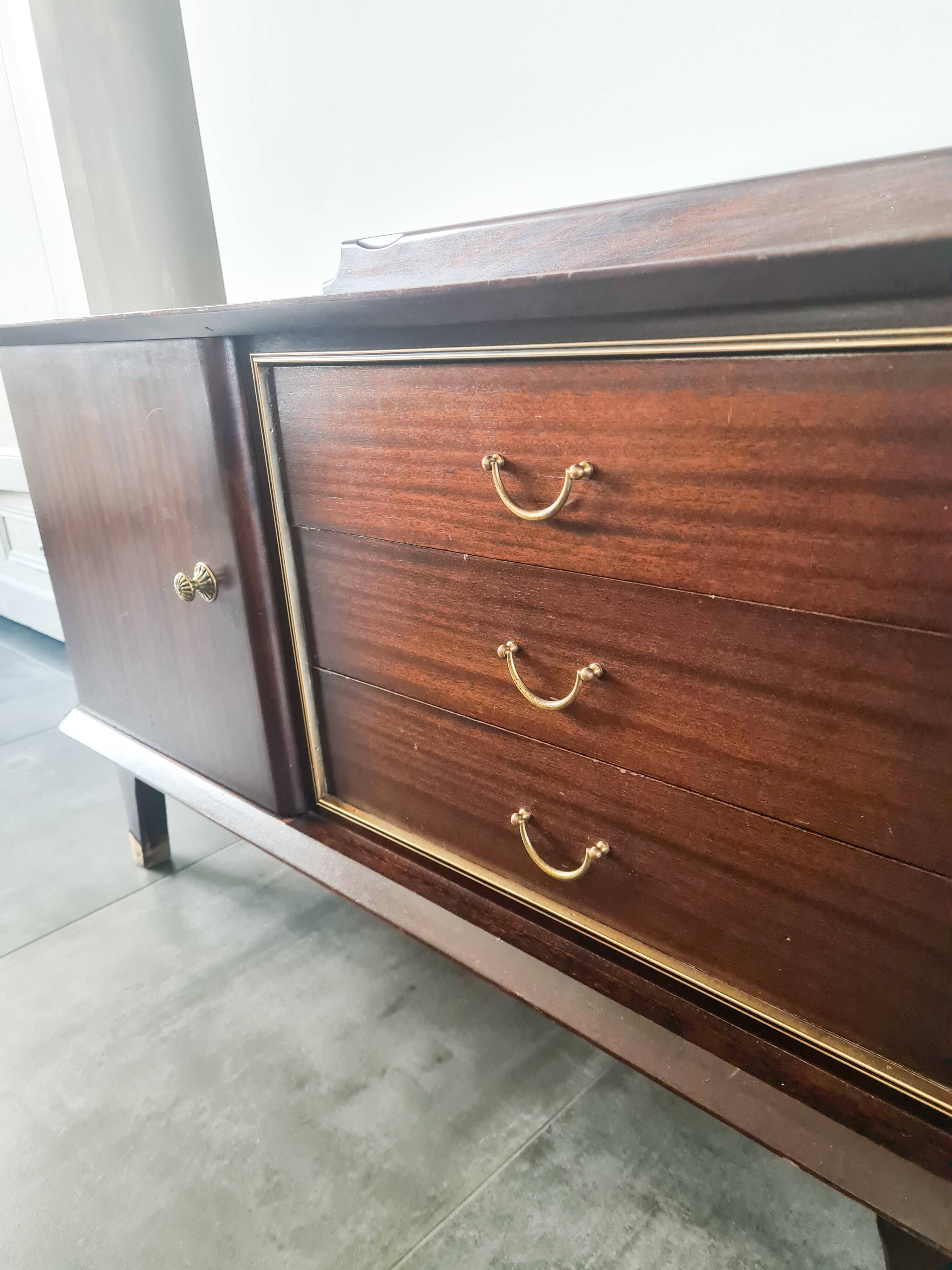 Enfilade en bois foncé et finitions laiton pieds compas