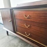 Enfilade en bois foncé et finitions laiton pieds compas