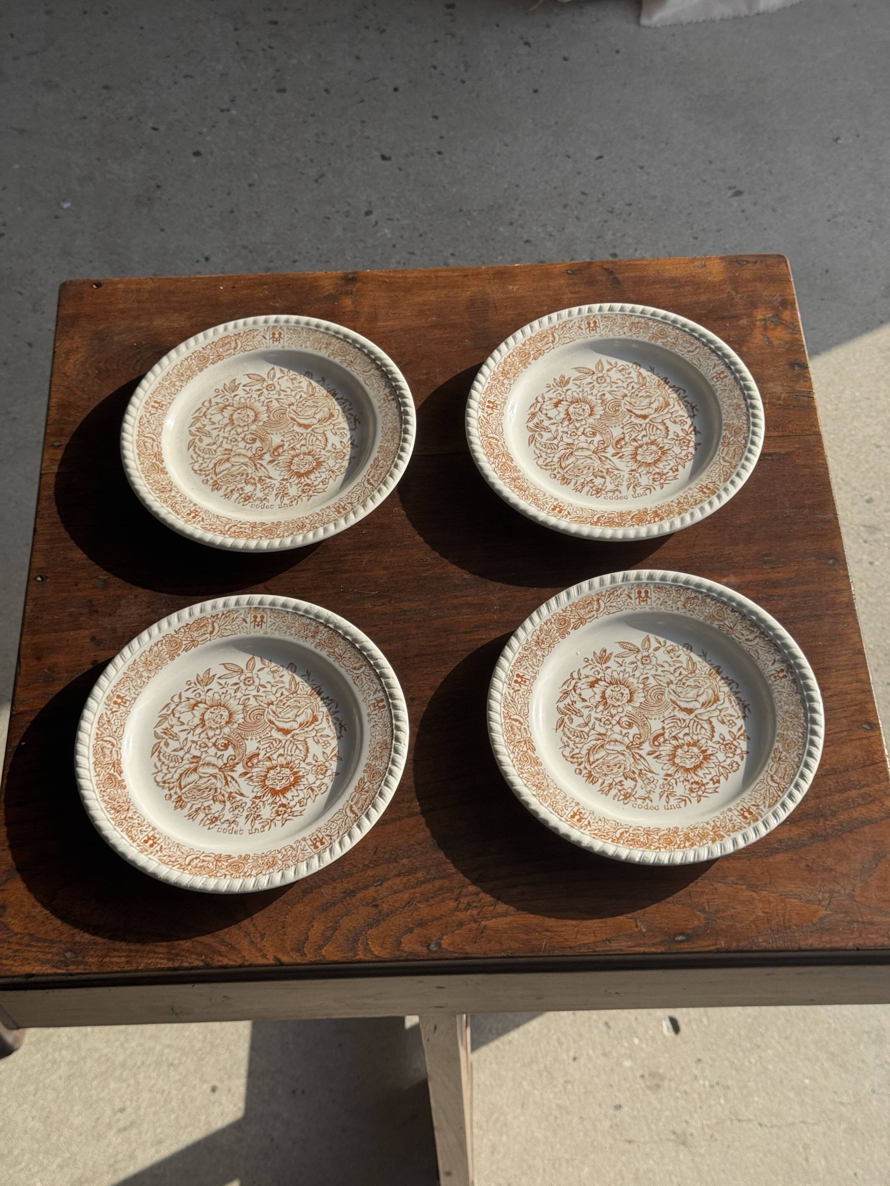 Set of 4 small dessert plates with a vintage stylised flower pattern.