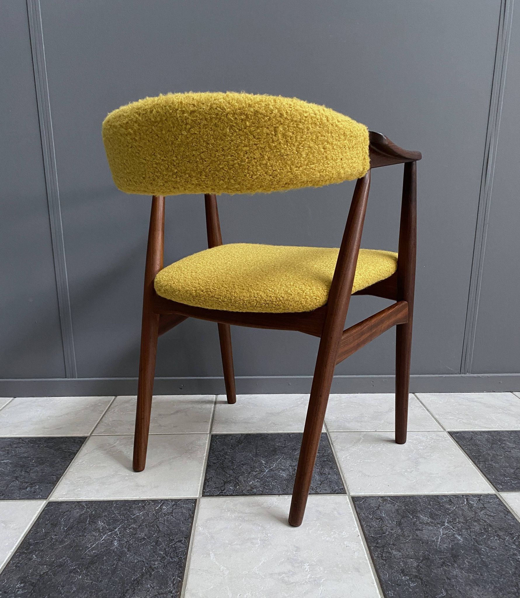 Chaise Thomas Harlev modèle 213 en Boucle jaune