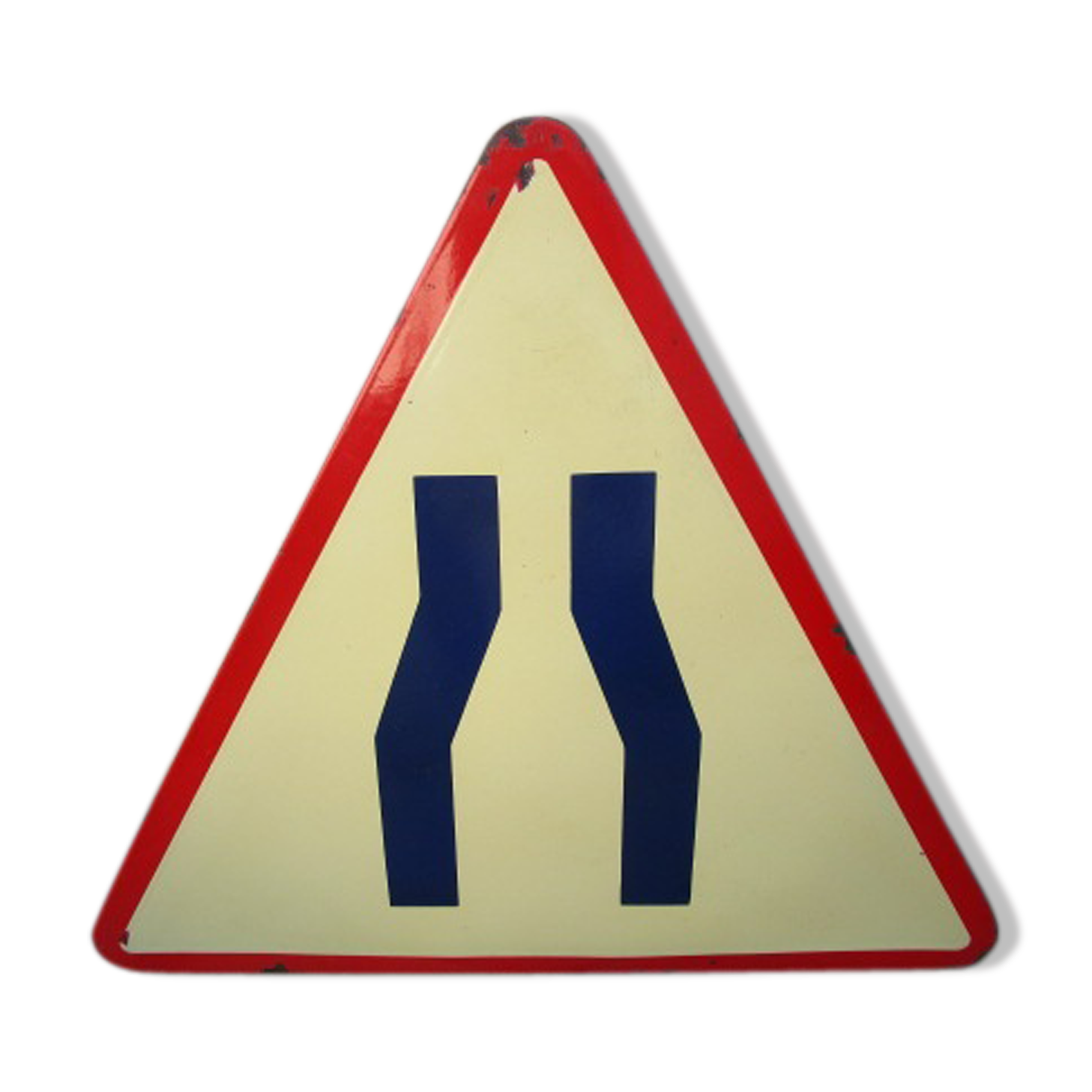 Sign former shrinking of pavement