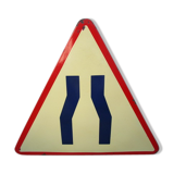 Sign former shrinking of pavement