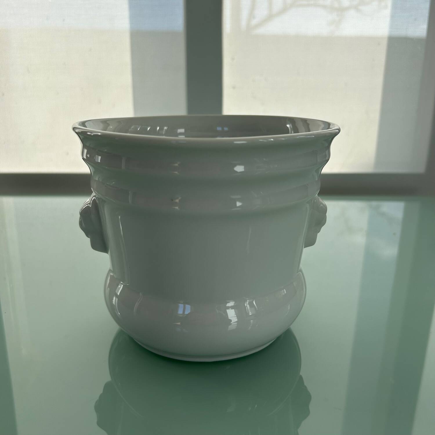 White porcelain cache-pot
