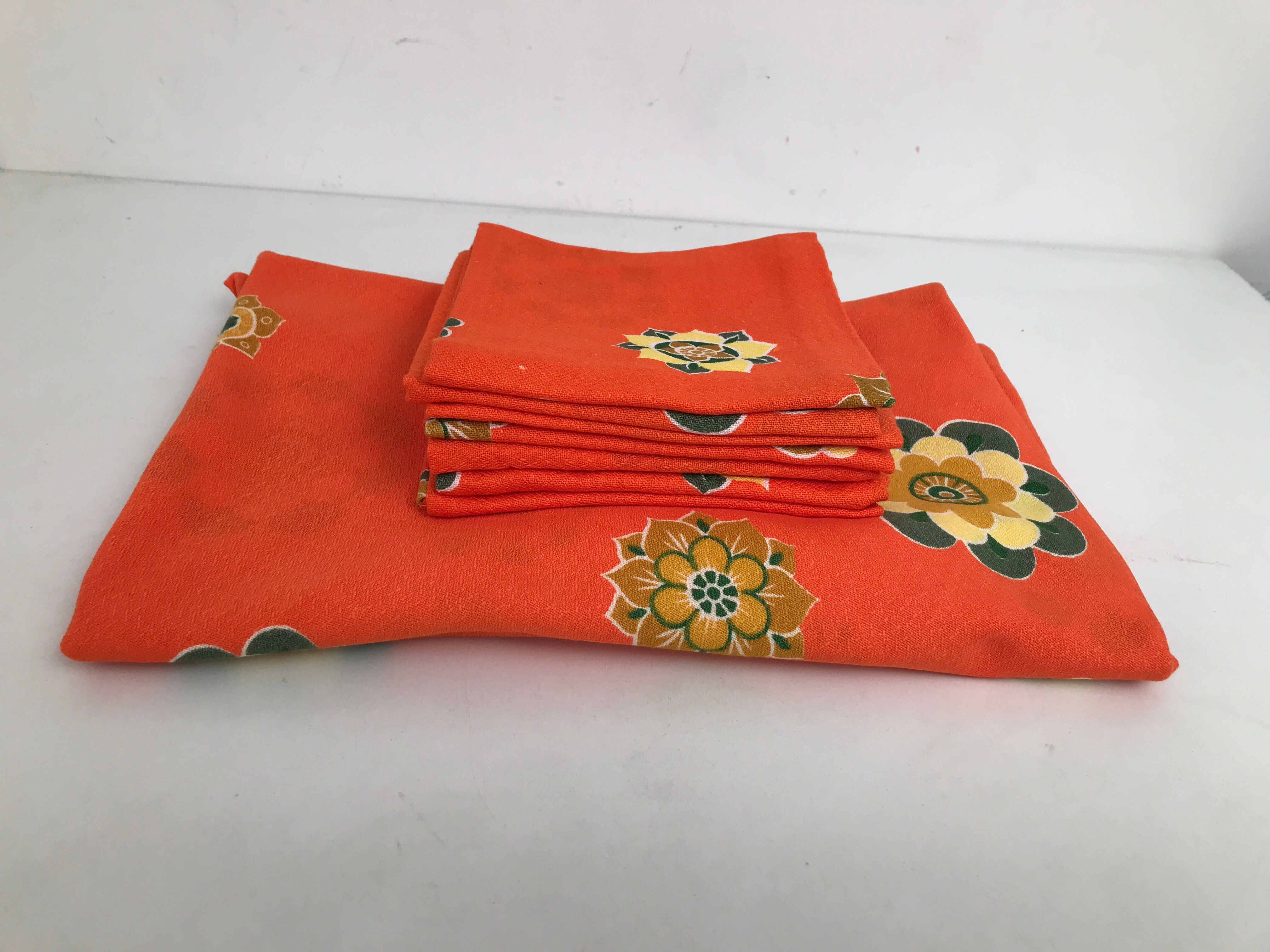Round tablecloth and 7 towels seventies 70s