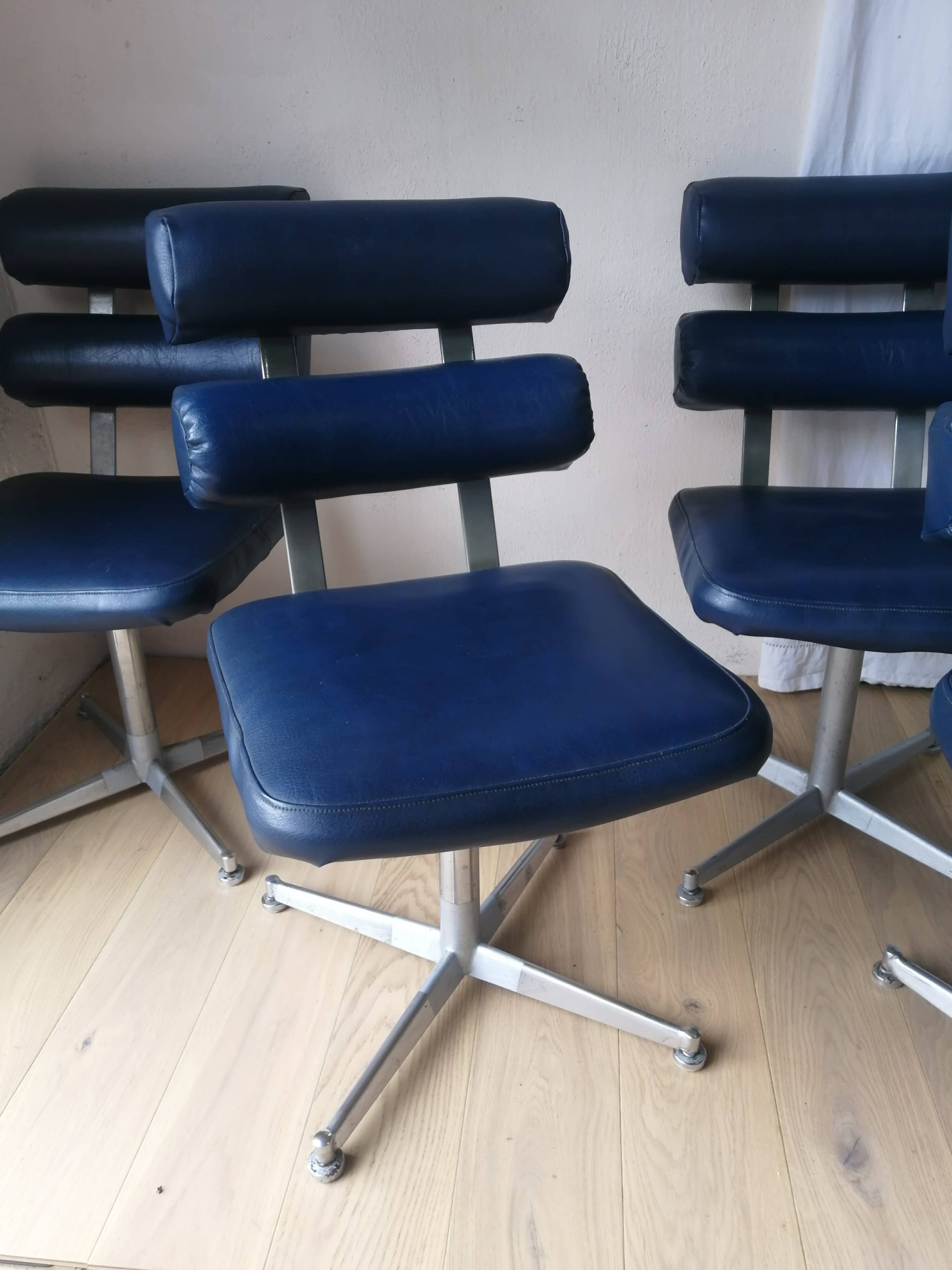 Set of 4 1970s hairdresser chairs in Space Age style.