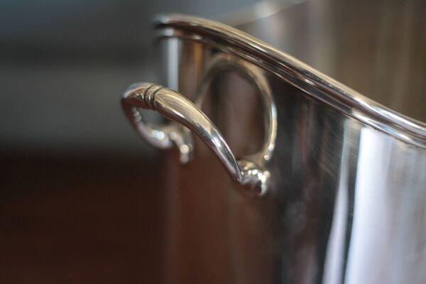 Seau à champagne en métal argenté uni a bord échancré fileté,seau à glace