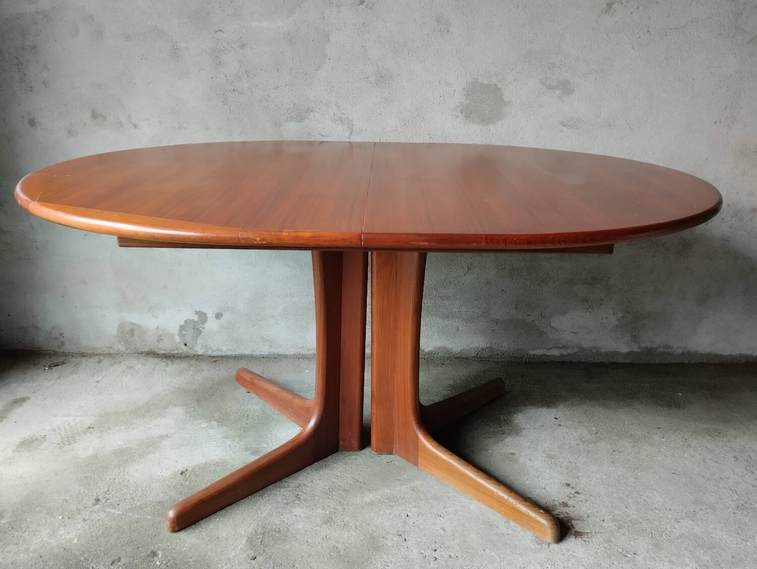 Extendable dining table