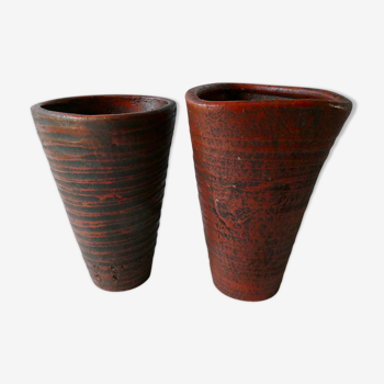 Paire de vases en terre cuite émaillée rouge, signé