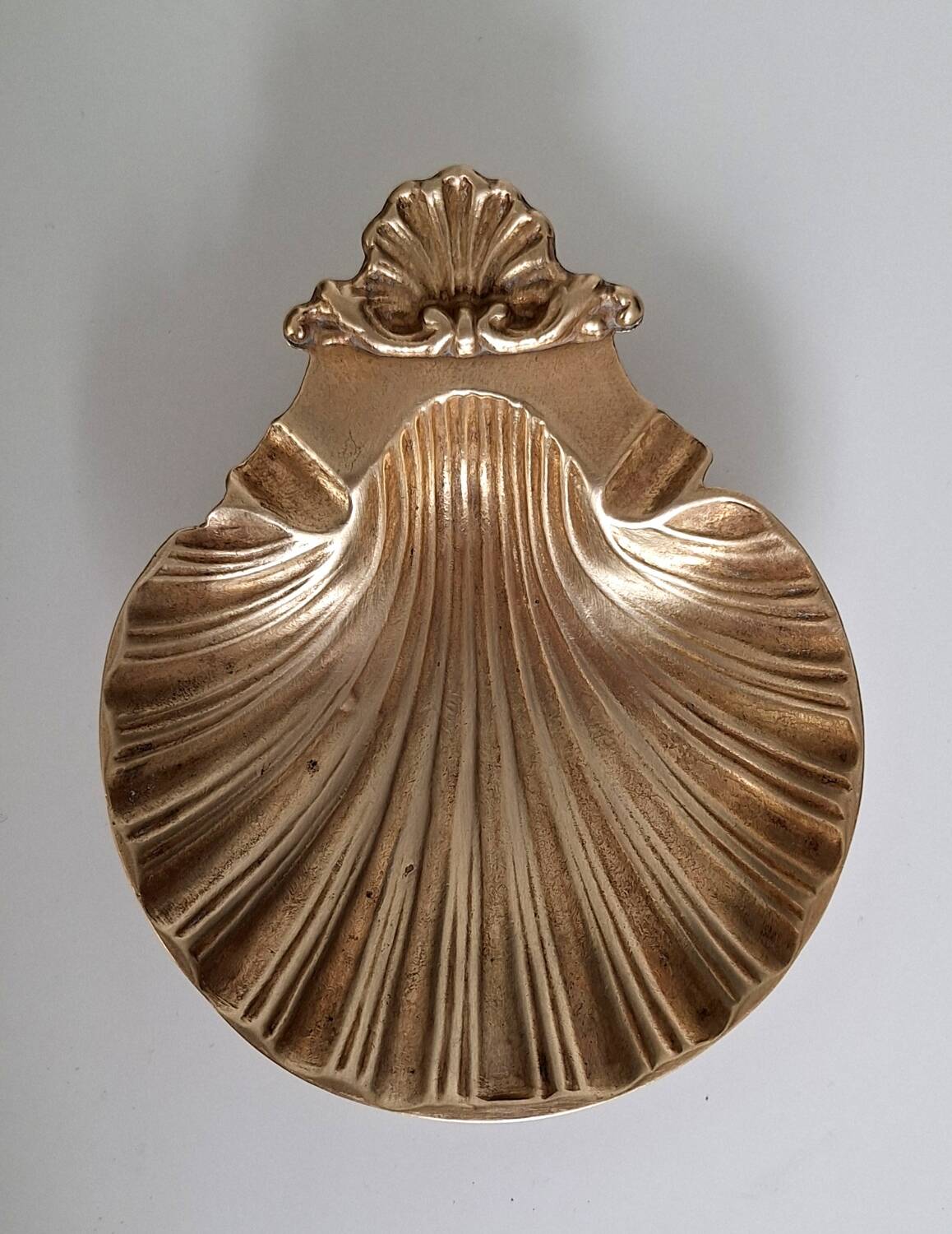 Scallop-shaped ashtray