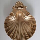Scallop-shaped ashtray