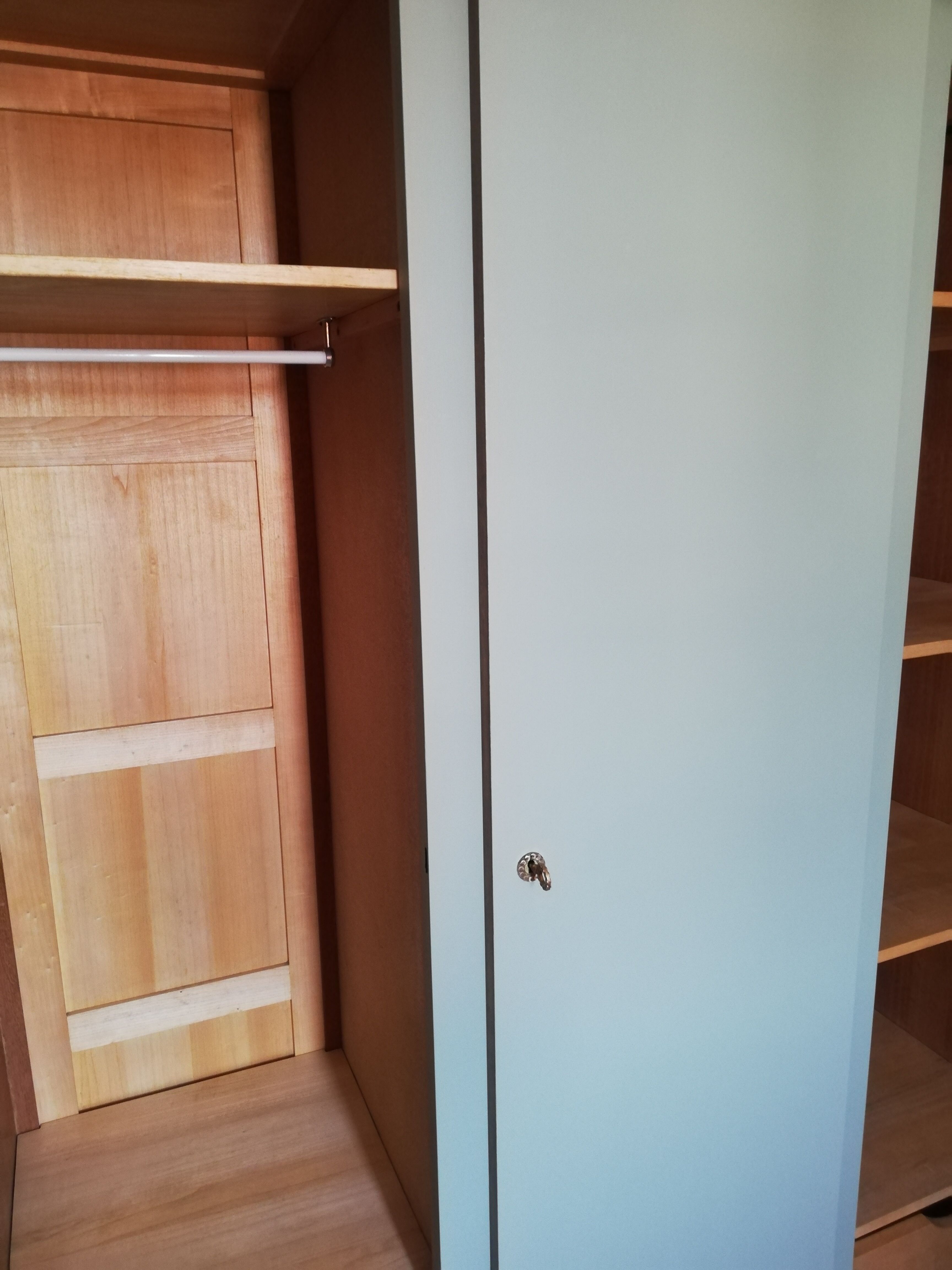 Armoire années 50 chêne et kaki clair