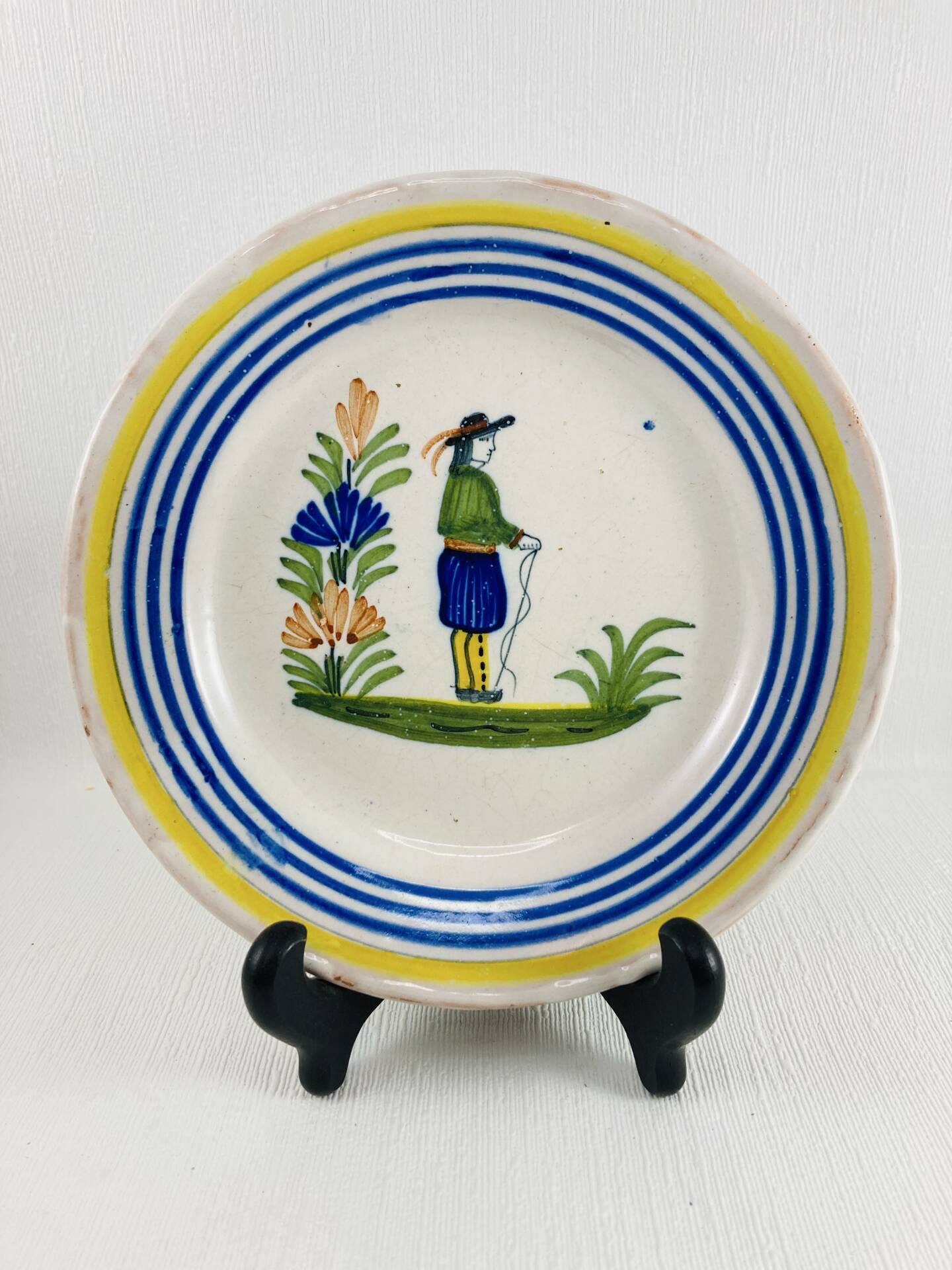 Small antique plate in Henriot Quimper faience circa 1930.