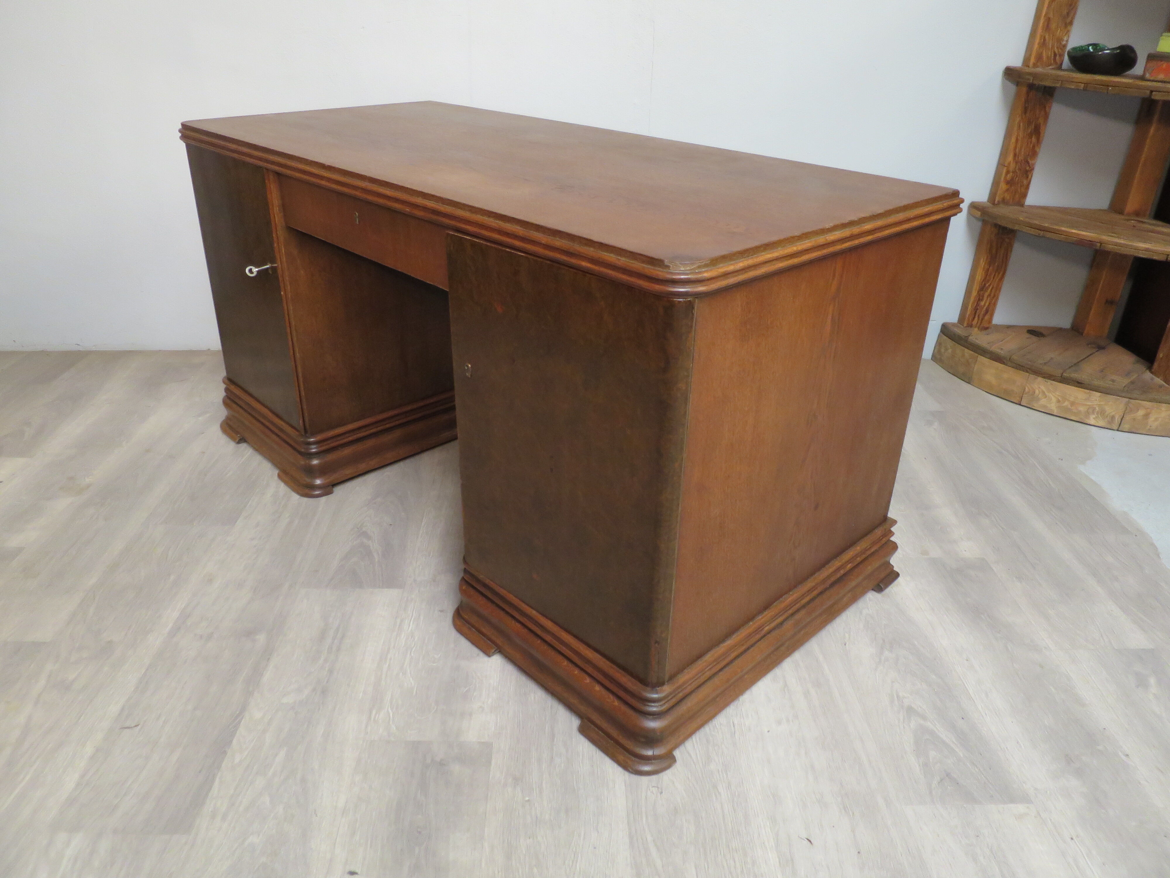 Bureau de milieu en chêne et loupe