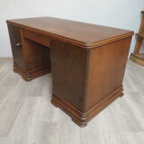 Middle desk in oak and magnifying glass